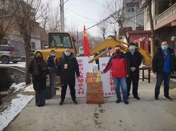 當(dāng)前，新型冠狀病毒的肺炎疫情防控形勢嚴(yán)峻，小區(qū)是城市治理的基本單元，物業(yè)更是疫情防控的第一戰(zhàn)線。疫情就是命令，防控就是責(zé)任，為打贏這次防疫戰(zhàn)，三箭物業(yè)公司于1月23日便成立了應(yīng)對新型冠狀病毒疫情聯(lián)防聯(lián)控領(lǐng)導(dǎo)小組，明確分工，各司其職，把做好疫情防控工作作為當(dāng)前的首要任務(wù)，迅速安排各物管部積極采取防控措施，竭力守護(hù)業(yè)主、員工的健康安全，維護(hù)園區(qū)的和諧穩(wěn)定。